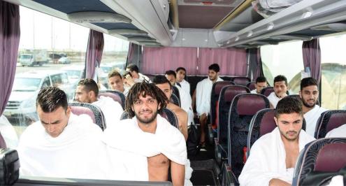 بالصور.. لاعبو المنتخب يؤدون مناسك العمرة